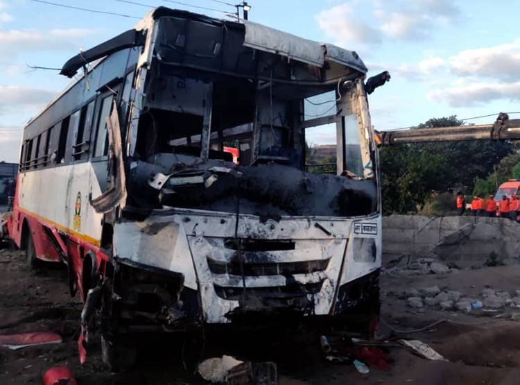 बस से टकराकर कुएं में ग‍िरा ऑटो, ऊपर से बस भी ग‍िरी, 26 की दर्दनाक मौत