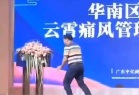 लंबी उम्र का टिप्स दे रहा था CEO, स्टेज पर ही मौत, वीडियो वायरल