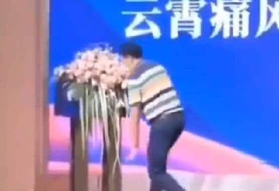 लंबी उम्र का टिप्स दे रहा था CEO, स्टेज पर ही मौत, वीडियो वायरल