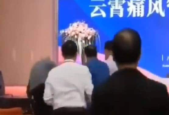 लंबी उम्र का टिप्स दे रहा था CEO, स्टेज पर ही मौत, वीडियो वायरल