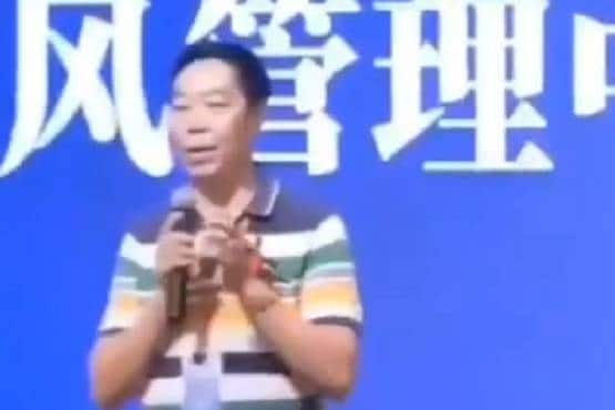 लंबी उम्र का टिप्स दे रहा था CEO, स्टेज पर ही मौत, वीडियो वायरल