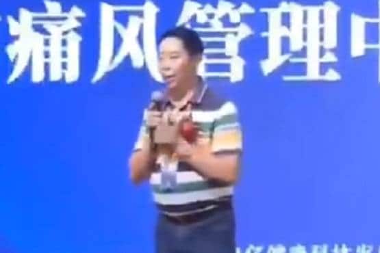 लंबी उम्र का टिप्स दे रहा था CEO, स्टेज पर ही मौत, वीडियो वायरल