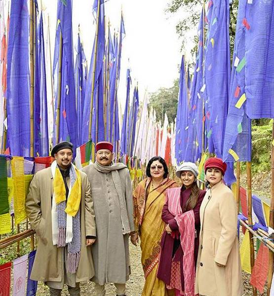 शादी के बाद फैमिली वेकेशन पर ये रिश्ता फेम मोहिना, देखें तस्वीरें