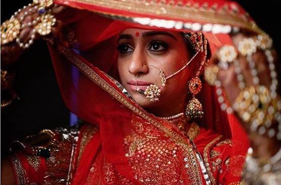 शादी के बाद फैमिली वेकेशन पर ये रिश्ता फेम मोहिना, देखें तस्वीरें