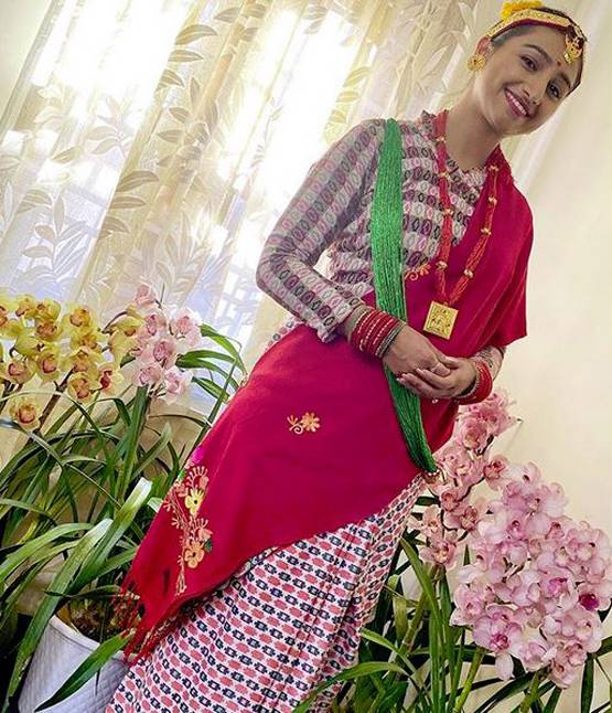 शादी के बाद फैमिली वेकेशन पर ये रिश्ता फेम मोहिना, देखें तस्वीरें