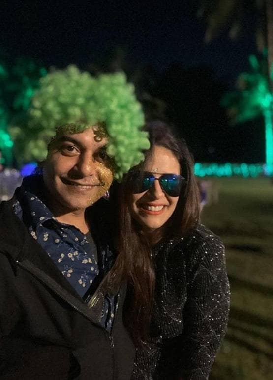 ब्लैक ड्रेस में दिखा मोना सिंह का ग्लैमरस लुक, दोस्तों संग की पार्टी