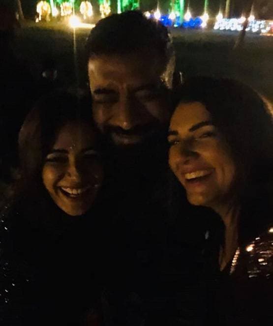 ब्लैक ड्रेस में दिखा मोना सिंह का ग्लैमरस लुक, दोस्तों संग की पार्टी