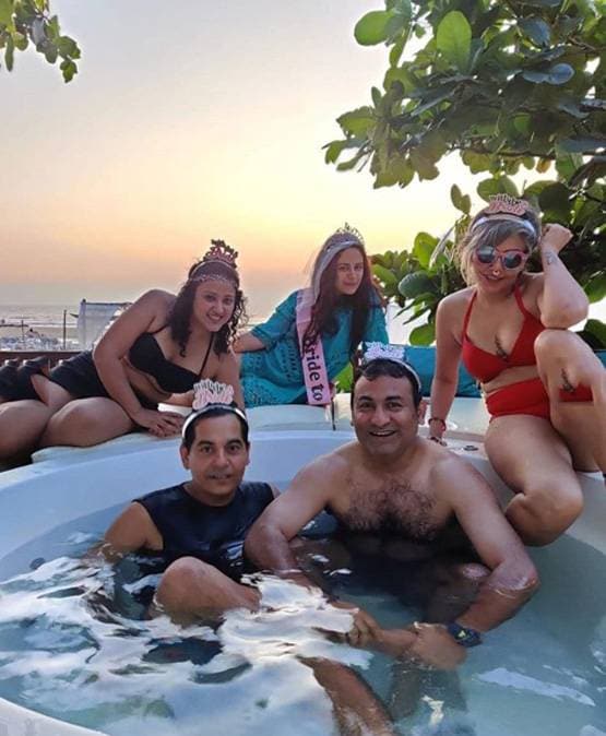 ब्लैक ड्रेस में दिखा मोना सिंह का ग्लैमरस लुक, दोस्तों संग की पार्टी