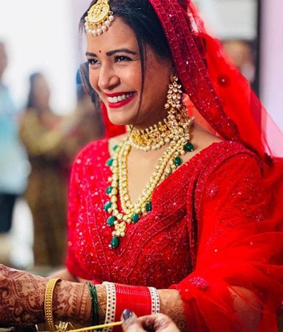 ब्लैक ड्रेस में दिखा मोना सिंह का ग्लैमरस लुक, दोस्तों संग की पार्टी