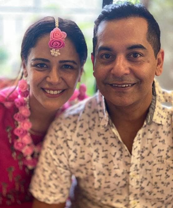 ब्लैक ड्रेस में दिखा मोना सिंह का ग्लैमरस लुक, दोस्तों संग की पार्टी