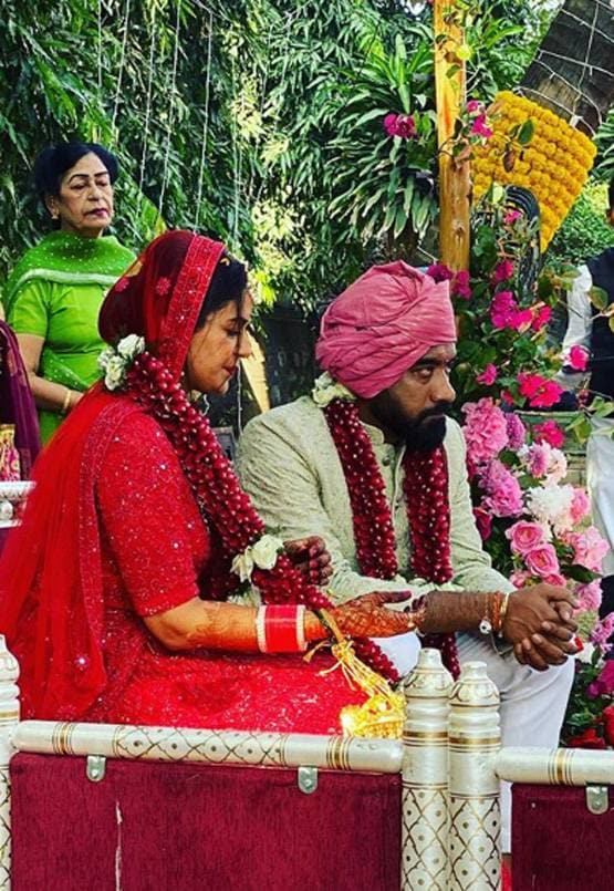 ब्लैक ड्रेस में दिखा मोना सिंह का ग्लैमरस लुक, दोस्तों संग की पार्टी