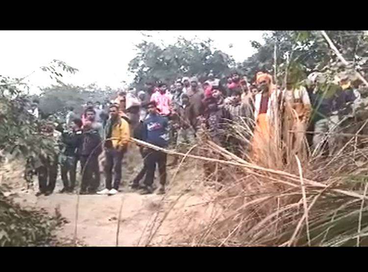 नहर में झांकते ही चौंक गए लोग, तैर रहा था न‍िर्वस्त्र मह‍िला का शव