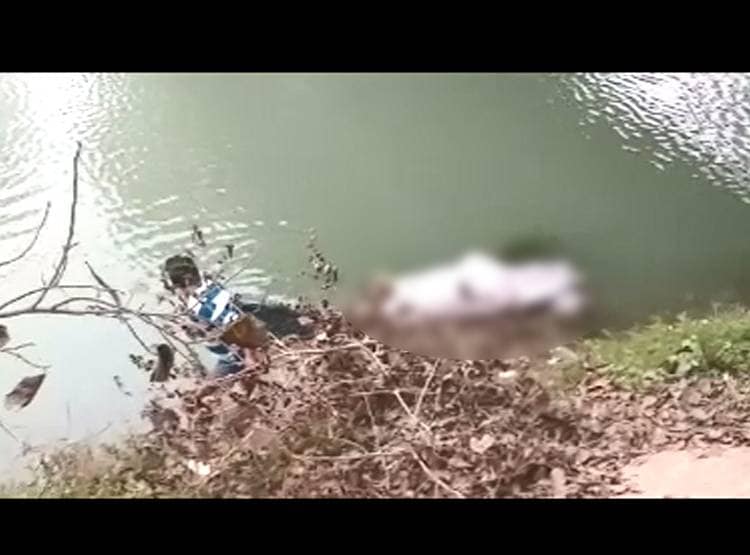 नहर में झांकते ही चौंक गए लोग, तैर रहा था न‍िर्वस्त्र मह‍िला का शव