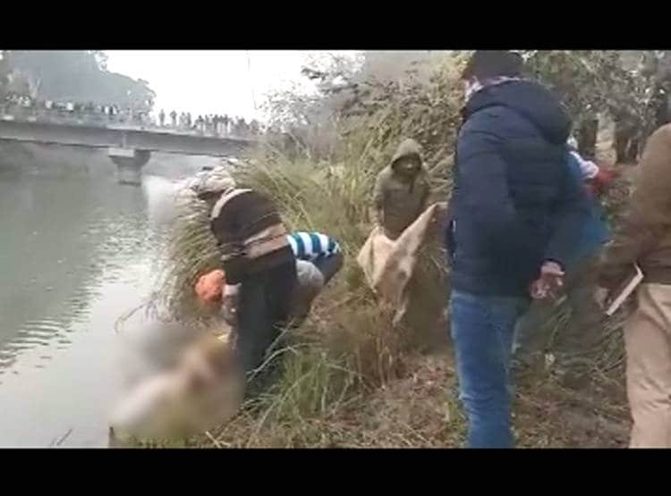 नहर में झांकते ही चौंक गए लोग, तैर रहा था न‍िर्वस्त्र मह‍िला का शव