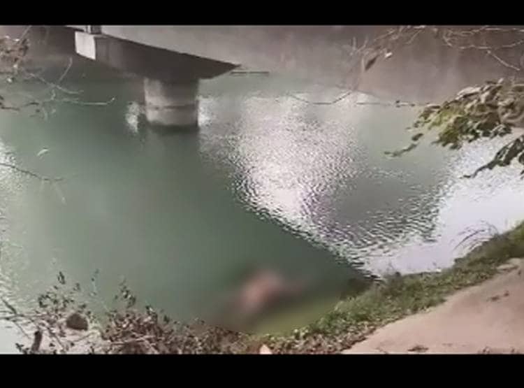 नहर में झांकते ही चौंक गए लोग, तैर रहा था न‍िर्वस्त्र मह‍िला का शव
