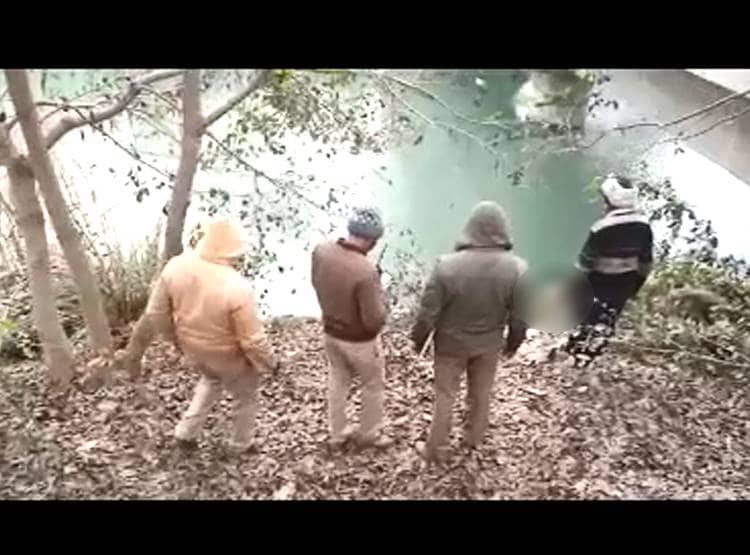नहर में झांकते ही चौंक गए लोग, तैर रहा था न‍िर्वस्त्र मह‍िला का शव