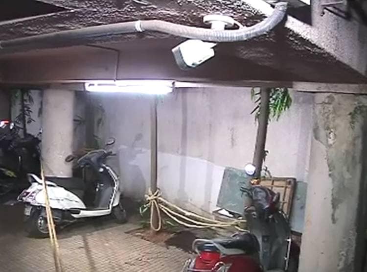 स्कूटी पर बैठी मह‍िला के स‍िर पर मारा हथौड़ा, मर्डर का राज खुला तो...