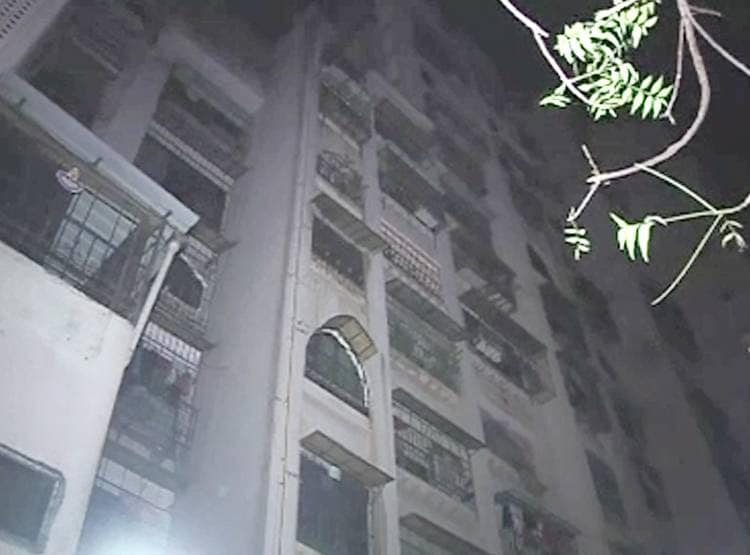 स्कूटी पर बैठी मह‍िला के स‍िर पर मारा हथौड़ा, मर्डर का राज खुला तो...