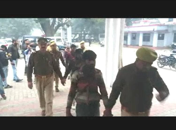 पत्नी को जलाकर बॉडी पार्ट्स नहर में बहाए, भाई-प‍िता ने द‍िया साथ