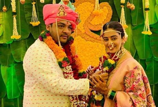 नेहा पेंडसे ने लिए सात फेरे, ब्राइडल लुक में एक्ट्रेस की तस्वीरें वायरल