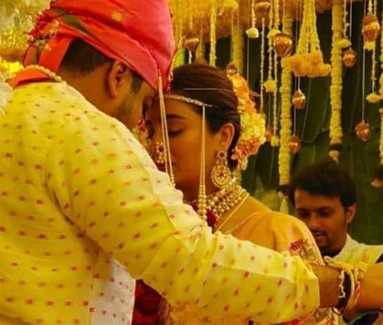 नेहा पेंडसे ने लिए सात फेरे, ब्राइडल लुक में एक्ट्रेस की तस्वीरें वायरल