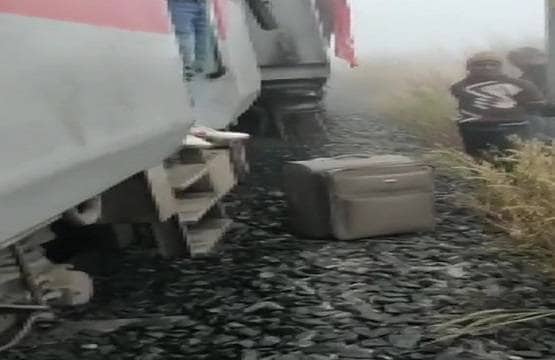 घना कोहरा, पटरी पर टकराईं दो ट्रेनें, ओडिशा हादसे की Photos