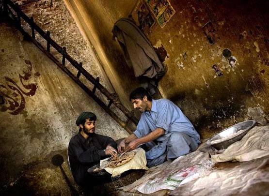 पाकिस्तान में खाने का भयंकर संकट: लोगों के लिए पड़े रोटियों के लाले