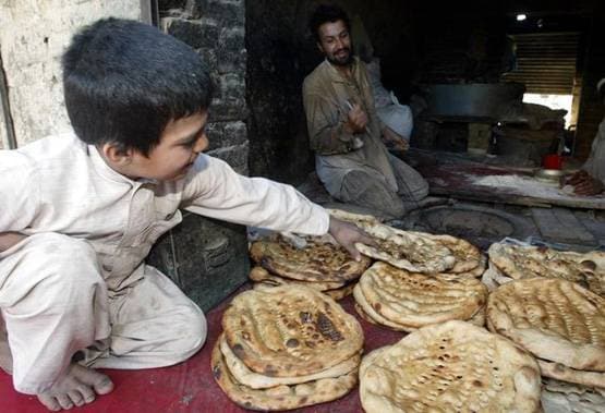 पाकिस्तान में खाने का भयंकर संकट: लोगों के लिए पड़े रोटियों के लाले