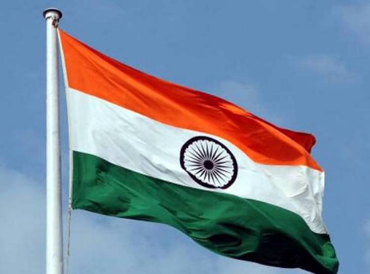 ये देशभक्त 19 सालों से लगातार अपने मकान पर फहरा रहे त‍िरंगा