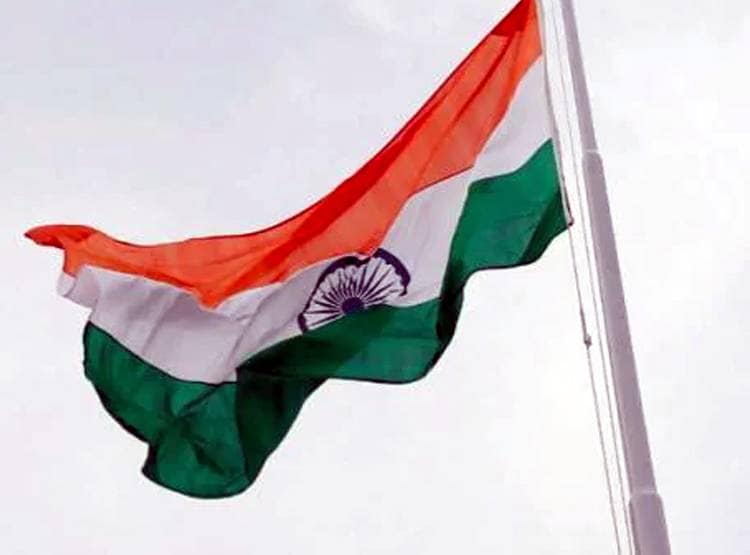 ये देशभक्त 19 सालों से लगातार अपने मकान पर फहरा रहे त‍िरंगा