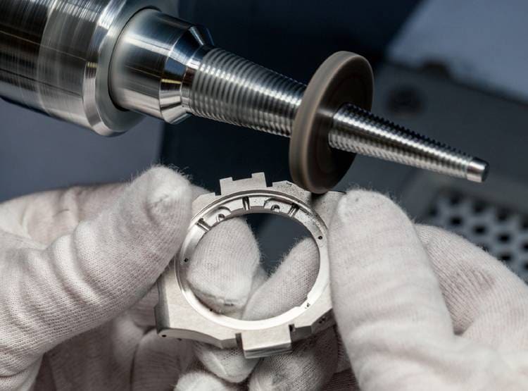 मर्सीडीज और BMW कार से भी महंगी है  शाहरुख की ये घड़ी, ये हैं खासियतें