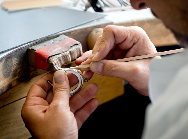 मर्सीडीज और BMW कार से भी महंगी है  शाहरुख की ये घड़ी, ये हैं खासियतें