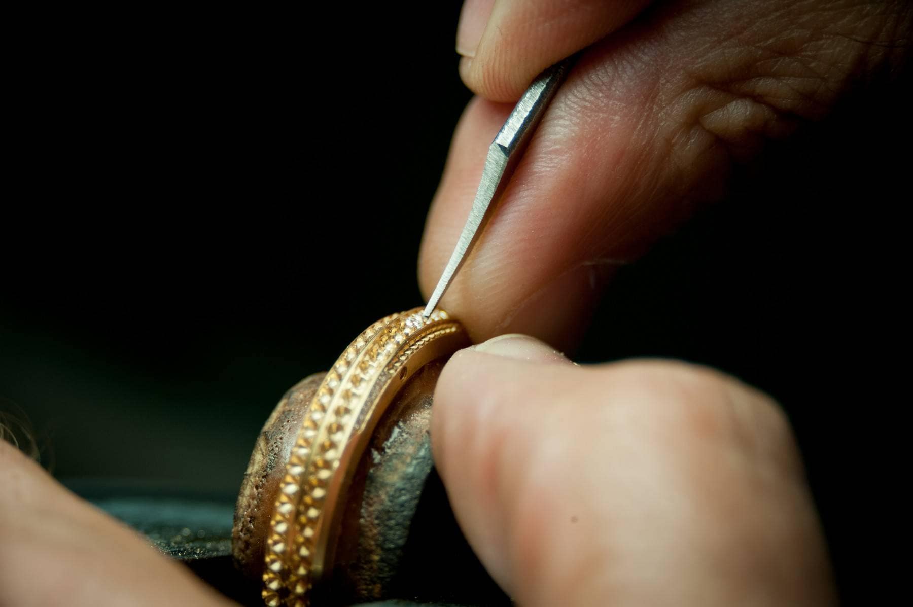 मर्सीडीज और BMW कार से भी महंगी है  शाहरुख की ये घड़ी, ये हैं खासियतें