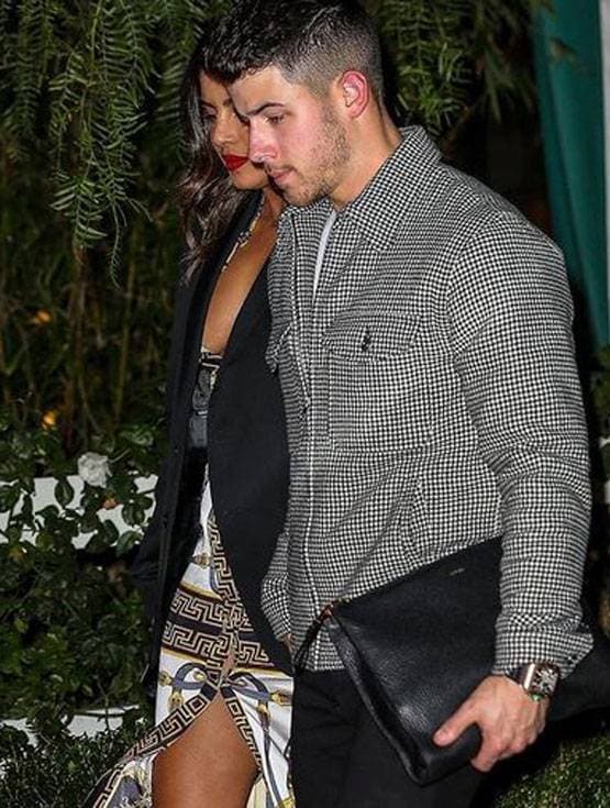 निक के साथ 1.2 लाख की स्लिट ड्रेस पहनकर निकलीं प्रियंका, तस्वीरें वायरल