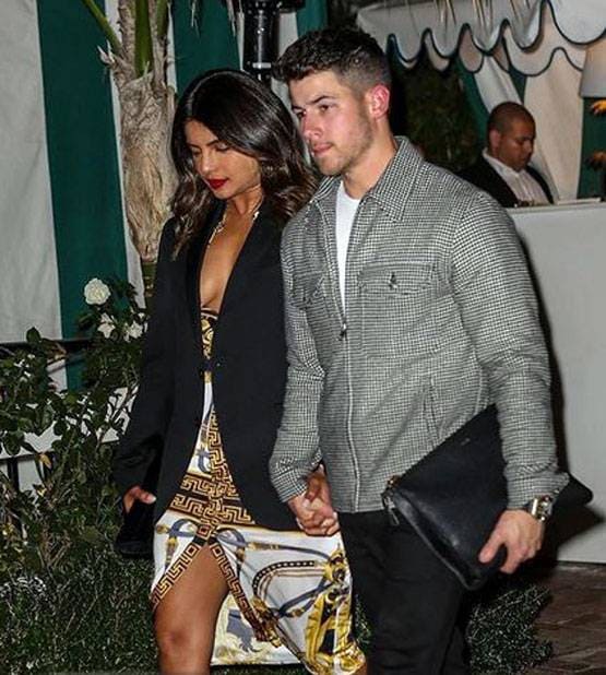 निक के साथ 1.2 लाख की स्लिट ड्रेस पहनकर निकलीं प्रियंका, तस्वीरें वायरल