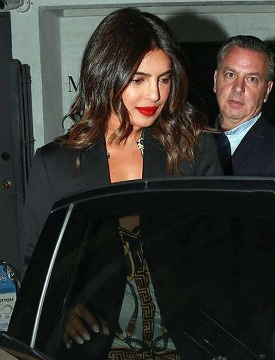 निक के साथ 1.2 लाख की स्लिट ड्रेस पहनकर निकलीं प्रियंका, तस्वीरें वायरल