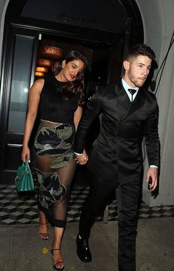 इवेंट में वार्डरोब मॉलफंक्शन से बचीं प्रियंका, काम आया 5 लाख का बैग