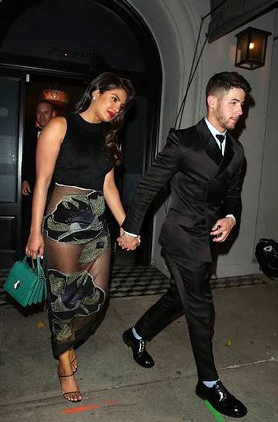 इवेंट में वार्डरोब मॉलफंक्शन से बचीं प्रियंका, काम आया 5 लाख का बैग