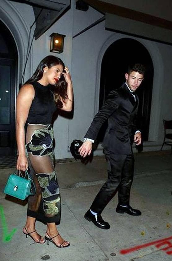 इवेंट में वार्डरोब मॉलफंक्शन से बचीं प्रियंका, काम आया 5 लाख का बैग