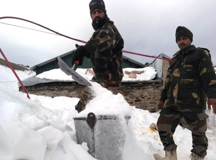 जहां हलक में अटकी रहती है सांसे, वहां LOC पर ऐसे जीते हैं जवान