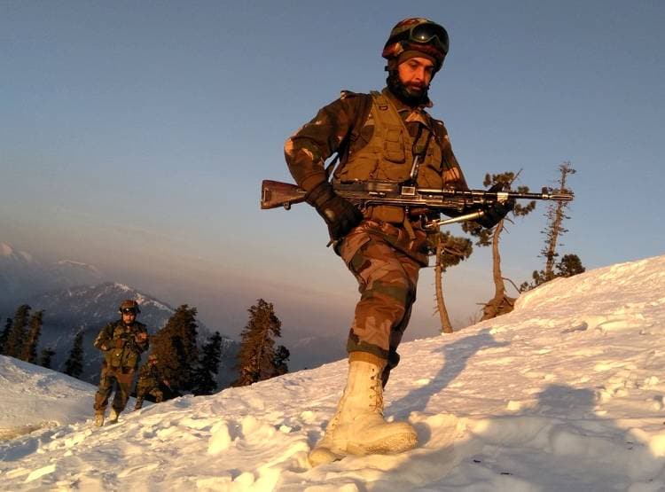 जहां हलक में अटकी रहती है सांसे, वहां LOC पर ऐसे जीते हैं जवान