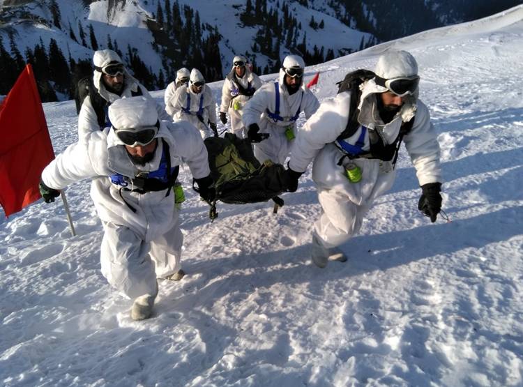 जहां हलक में अटकी रहती है सांसे, वहां LOC पर ऐसे जीते हैं जवान