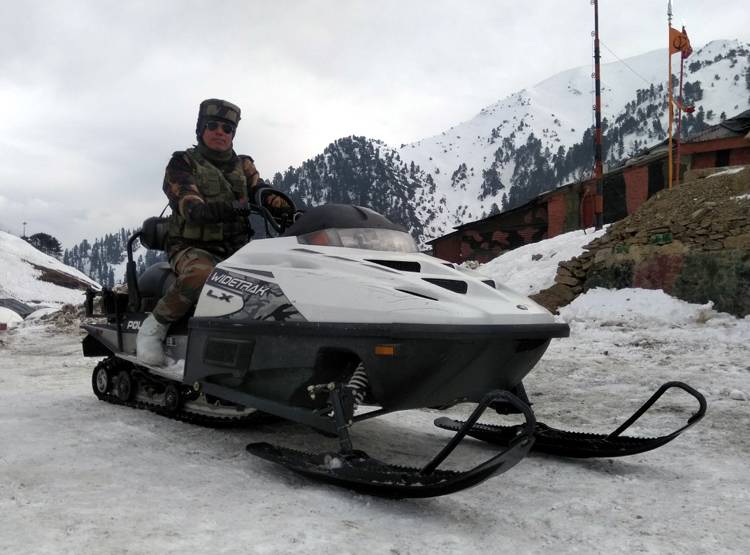 जहां हलक में अटकी रहती है सांसे, वहां LOC पर ऐसे जीते हैं जवान