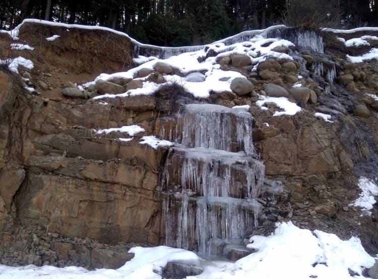 जहां हलक में अटकी रहती है सांसे, वहां LOC पर ऐसे जीते हैं जवान