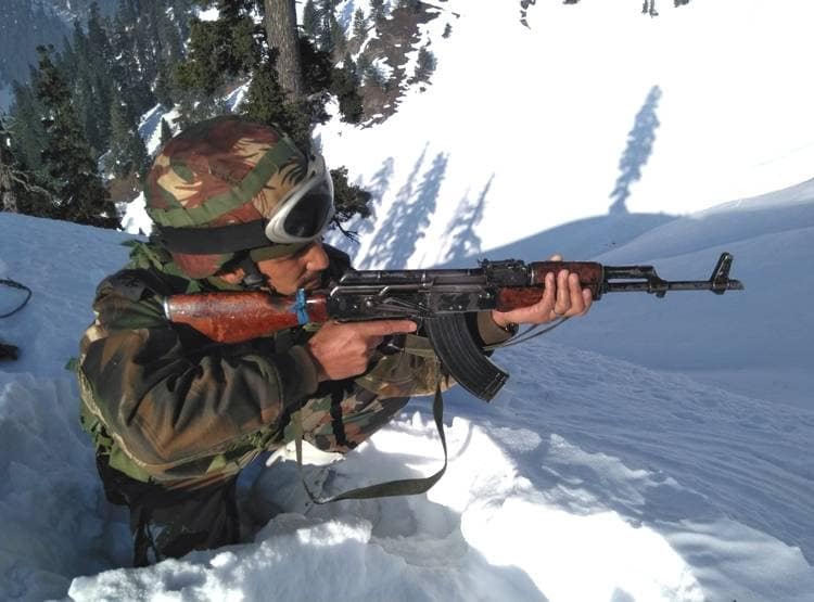 जहां हलक में अटकी रहती है सांसे, वहां LOC पर ऐसे जीते हैं जवान