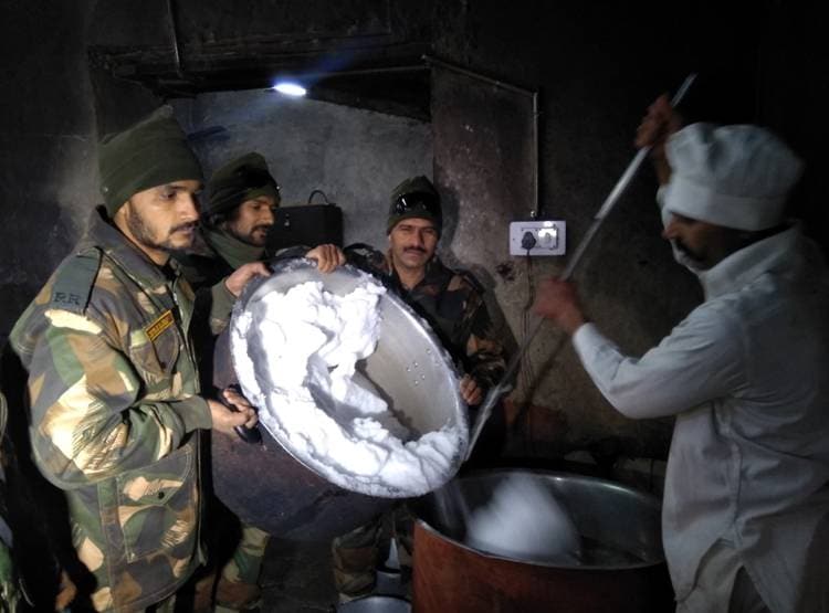 जहां हलक में अटकी रहती है सांसे, वहां LOC पर ऐसे जीते हैं जवान