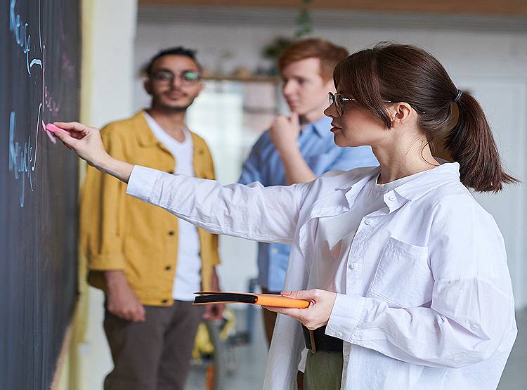 26 साल की टीचर ने किया 14 साल के छात्र का यौन शोषण, उसे लेकर भाग गई