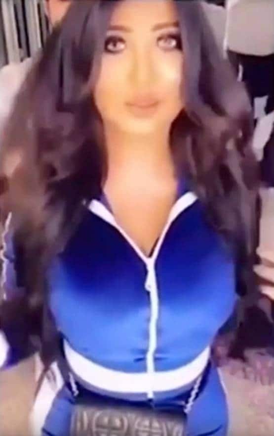 पत्नी को कंघी कर रहा था पति, VIDEO देख पुलिस ने दोनों को किया अरेस्ट