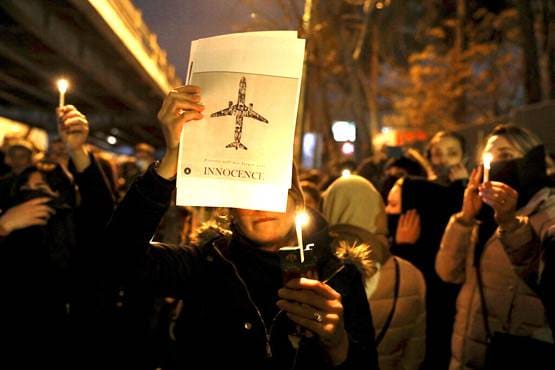 अमेरिका से लड़ाई, लेकिन अपने सर्वोच्च नेता का इस्तीफा मांगने सड़क पर क्यों उतरे ईरानी?