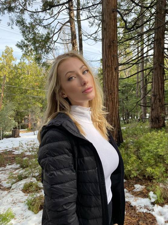 हजारों लोगों को लड़की ने भेजी अपनी न्यूड फोटो, जुटाया करोड़ों का चंदा